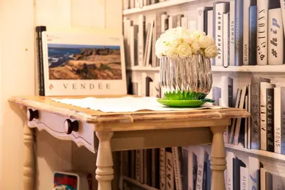 Bibliothèque dans la maison de vacances