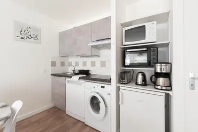 Cuisine ou kitchenette dans l'établissement Le Green - Piscine - Mer - Wifi