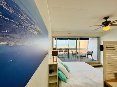 Un ou plusieurs lits dans un hébergement de l'établissement Studio panoramique océan du Marina