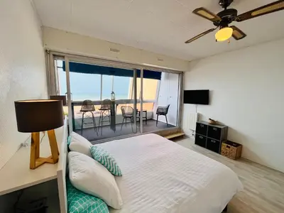 Un ou plusieurs lits dans un hébergement de l'établissement Studio panoramique océan du Marina