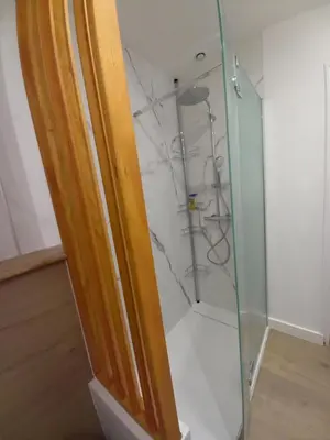 Salle de bains dans l'établissement Maison proche du centre ville