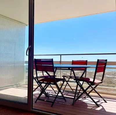 Balcon ou terrasse dans l'établissement Large studio direct access to the beach