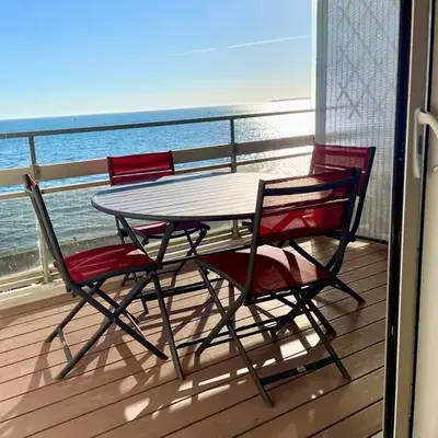 Large studio direct access to the beach