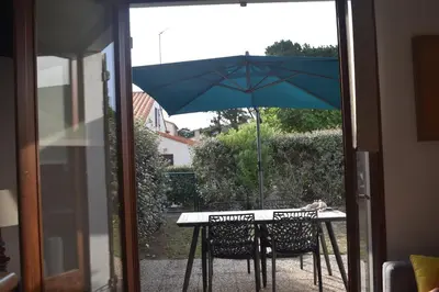 Terrasse ou espace extérieur de l'établissement Loralistudios, Maison en bord de mer