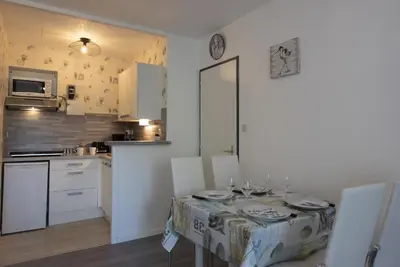 Cuisine ou kitchenette dans l'établissement Vacances a deux pas de la plage pour quatre personnes