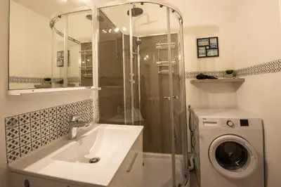 Salle de bains dans l'établissement Vacances a deux pas de la plage pour quatre personnes