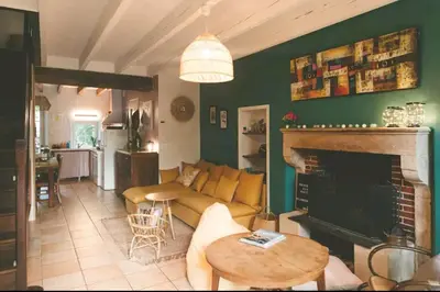 Coin salon dans l'établissement Cocon cosy et déconnecté 30min Puy du Fou - 2 chambres et 1 canapé lit