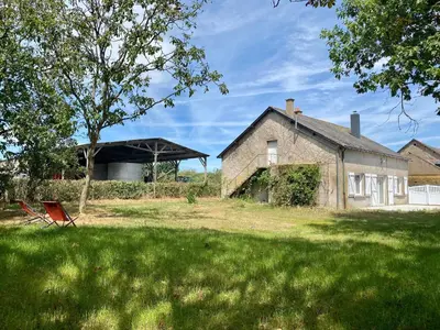 Jardin de l'établissement Maison de vacances spacieuse près de la forêt, avec jardin, cheminée, wifi, et équipements de loisirs. - FR-1-306-1223