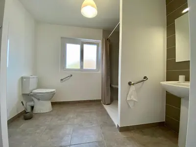 Salle de bains dans l'établissement Maison de vacances spacieuse près de la forêt, avec jardin, cheminée, wifi, et équipements de loisirs. - FR-1-306-1223