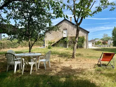 Jardin de l'établissement Maison de vacances spacieuse près de la forêt, avec jardin, cheminée, wifi, et équipements de loisirs. - FR-1-306-1223