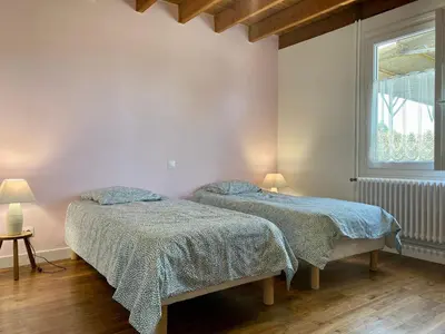 Un ou plusieurs lits dans un hébergement de l'établissement Maison de vacances spacieuse près de la forêt, avec jardin, cheminée, wifi, et équipements de loisirs. - FR-1-306-1223