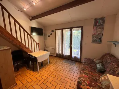 Coin salon dans l'établissement Maisonnette hameau des pins
