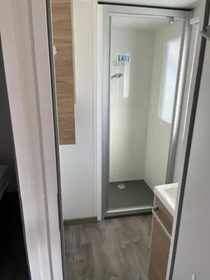 Salle de bains dans l'établissement Location mobil home saison 2023