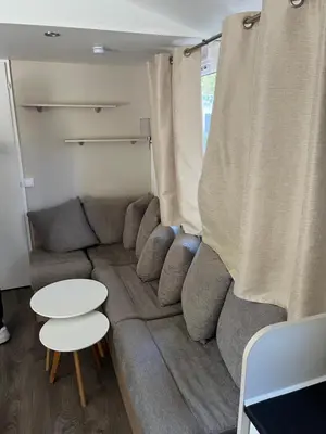 Coin salon dans l'établissement Location mobil home saison 2023