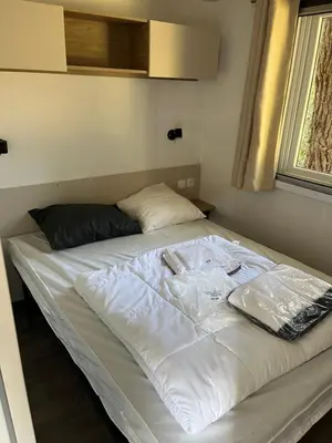 Un ou plusieurs lits dans un hébergement de l'établissement Location mobil home saison 2023