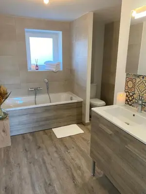 Salle de bains dans l'établissement L'Evasion chambre DUNE avec sauna et spa privatifs