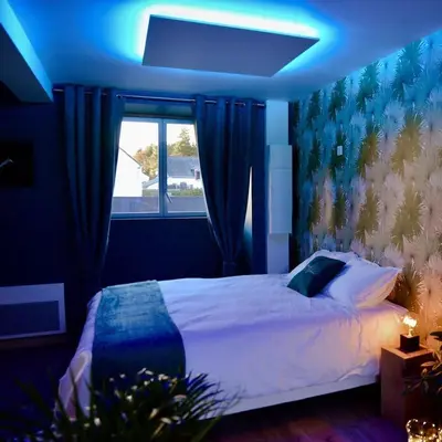 Un ou plusieurs lits dans un hébergement de l'établissement L'Evasion chambre LAOS avec Jacuzzi privatif