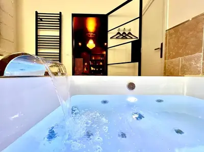 Salle de bains dans l'établissement Love Room Secrète Les Petits Plaisirs