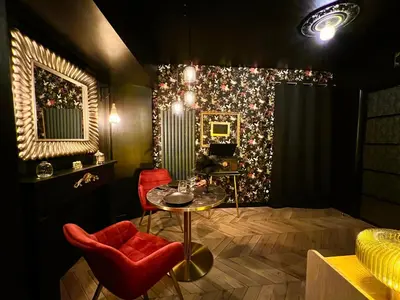 Coin salon dans l'établissement Love Room Secrète Les Petits Plaisirs