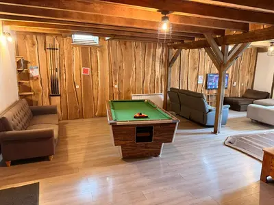 Coin salon dans l'établissement Gîte avec piscine intérieur, Le Repère de Choiseau