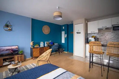 Cuisine ou kitchenette dans l'établissement L'Effet-Mer - Fonctionnel au Cœur de la Ville