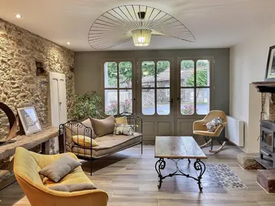 Coin salon dans l'établissement Maison l'or du temps, gîte les Glycines