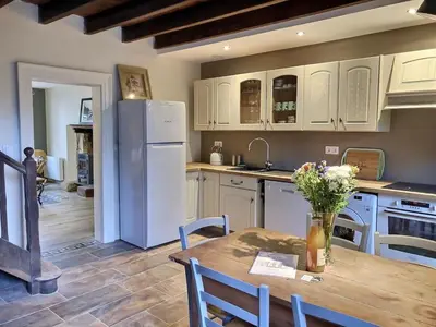 Cuisine ou kitchenette dans l'établissement Maison l'or du temps, gîte les Glycines