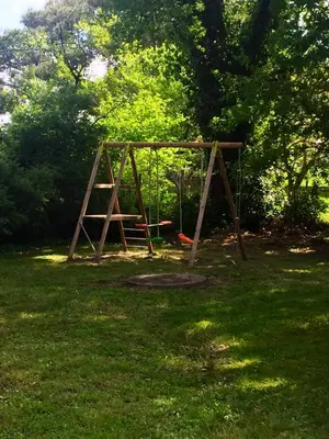 Aire de jeux pour enfants de l'établissement Maison charmante avec piscine privée à Saint-Georges-de-PointindouxC