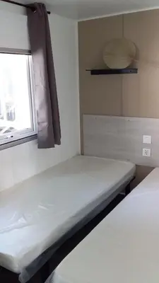 Un ou plusieurs lits dans un hébergement de l'établissement Mobil home 2 chambres à St brėvin les pins 44
