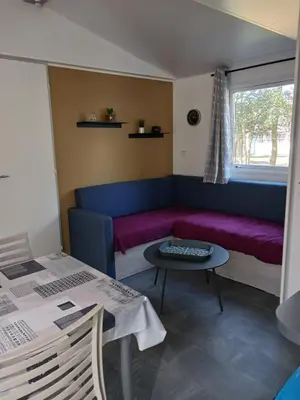 Coin salon dans l'établissement Mobil home 2 chambres à St brėvin les pins 44