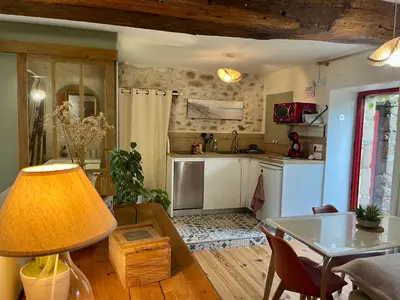 Cuisine ou kitchenette dans l'établissement Maison à la campagne Les Oliviers