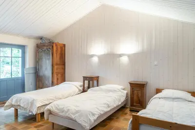 Un ou plusieurs lits dans un hébergement de l'établissement Les Joublanchas : Maison familiale mer et campagne pour 16