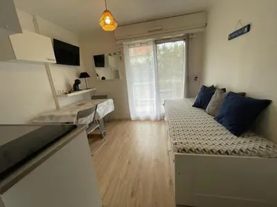 Cuisine ou kitchenette dans l'établissement charmant studio plage et marché à pied