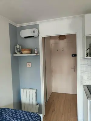 Cuisine ou kitchenette dans l'établissement charmant studio plage et marché à pied