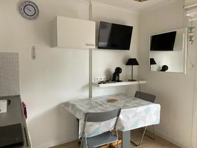 Télévision ou salle de divertissement dans l'établissement charmant studio plage et marché à pied