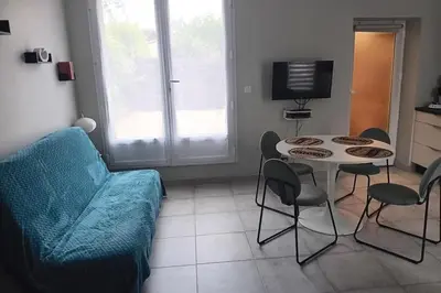 Télévision ou salle de divertissement dans l'établissement La Roche Bleue - 100m plage - Parking