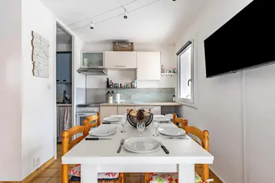 Cuisine ou kitchenette dans l'établissement À 50m de la plage, charmante maison à St Hilaire