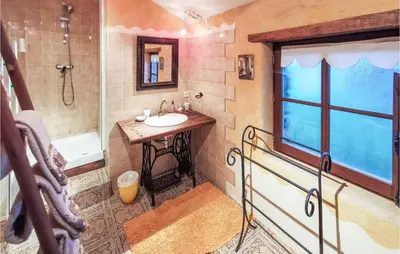 Salle de bains dans l'établissement Pet Friendly Home In Marsac Sur Don