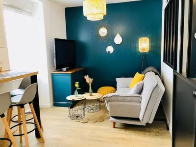 Télévision ou salle de divertissement dans l'établissement Joli studio cosy