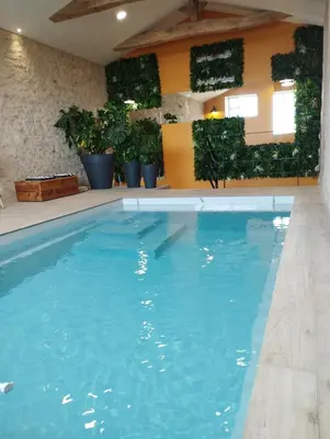 Piscine de l'établissement Gite la Péraie - Le Roseau ou située à proximité
