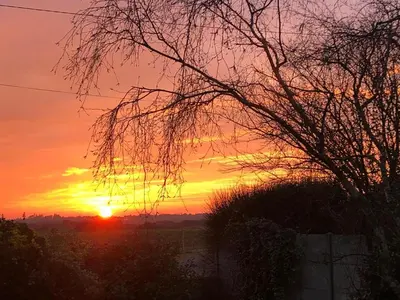Lever ou coucher de soleil vu de la maison de vacances ou à proximité