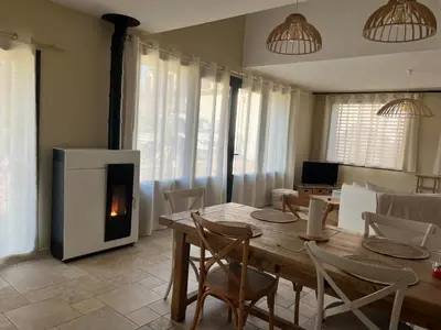 Télévision ou salle de divertissement dans l'établissement La grange d'Elise