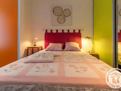 Un ou plusieurs lits dans un hébergement de l'établissement Charmante Maison avec Jardin, Proche Puy du Fou et Cholet, Wifi, Tout Confort - FR-1-622-48