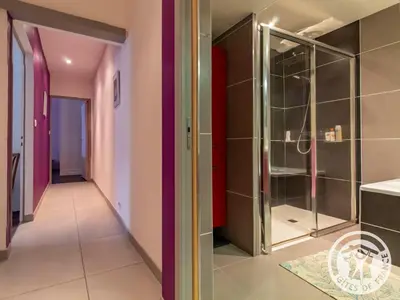 Salle de bains dans l'établissement Charmante Maison avec Jardin, Proche Puy du Fou et Cholet, Wifi, Tout Confort - FR-1-622-48
