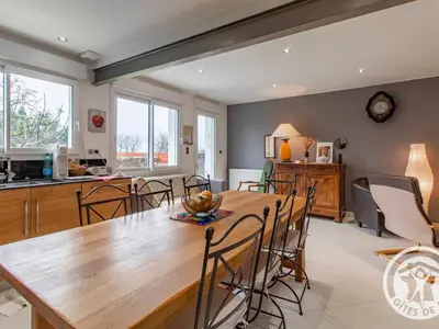 Cuisine ou kitchenette dans l'établissement Charmante Maison avec Jardin, Proche Puy du Fou et Cholet, Wifi, Tout Confort - FR-1-622-48