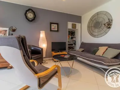 Coin salon dans l'établissement Charmante Maison avec Jardin, Proche Puy du Fou et Cholet, Wifi, Tout Confort - FR-1-622-48