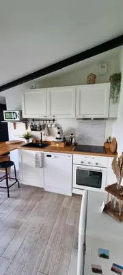 Cuisine ou kitchenette dans l'établissement Ty Grain de Sel : logement privatif avec piscine, jardin et patio