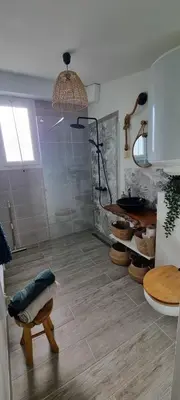 Salle de bains dans l'établissement Ty Grain de Sel : logement privatif avec piscine, jardin et patio