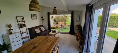 Coin salon dans l'établissement Ty Grain de Sel : logement privatif avec piscine, jardin et patio