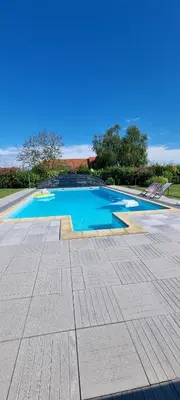 Piscine de l'établissement Ty Grain de Sel : logement privatif avec piscine, jardin et patio ou située à proximité
